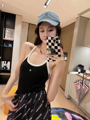 新款香奈儿泳衣 简简单单的一眼就爱上了 香奶奶本季最该买的单品之一 小香吊带泳衣 单品搭配休闲时尚穿搭 面料：针织 颜色：黑 白 码数Sml Xl