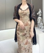 2025年香奈儿秋冬提前上新，美女都爱此款 超级有腔调！！！ 谁懂这种秋冬调性的美啊？！！！这款小香披肩也是我疯狂喜欢的一款，一试完就爱惨！！！300支戒指绒简