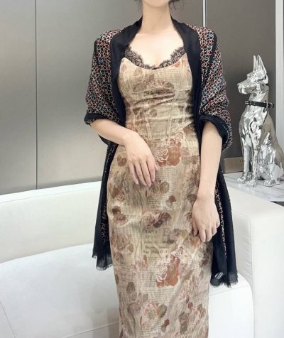 2025年香奈儿秋冬提前上新，美女都爱此款 超级有腔调！！！ 谁懂这种秋冬调性的美啊？！！！这款小香披肩也是我疯狂喜欢的一款，一试完就爱惨！！！300支戒指绒简
