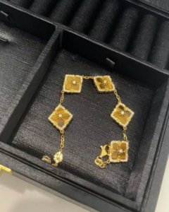 v金材质对版精工布契拉提虎眼石镶钻五花手链