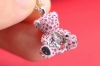 施华洛世奇Swarovski 心动粉钻泰迪熊 锁骨项链 这款吊坠极富设计趣味，呈现了一只 3D 泰迪，其灵感源自经典的童年形象。小熊以品牌经典的仿水晶 Oint