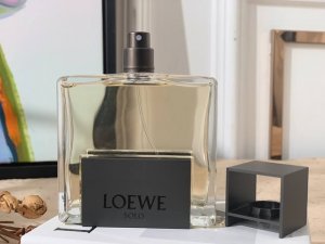 高品质/140 罗意威独奏白金男士浓香水100Ml 罗意 Solo Mercurio是一款芳香性森林调的男香前调:薰衣草、天竺、无花果叶！中调:子花和橘子！基调