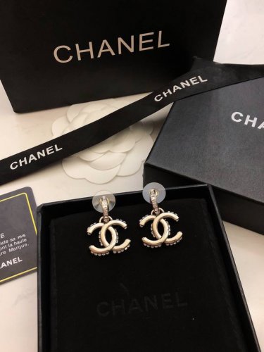 香奈儿耳钉热销款爆上新 Chanel 小香经典双C Logo耳钉 钻双C，香奈儿经典配色 简约又高级的调性，复古又气质 藏在每一次令心动的搭配，也太绝绝子了吧～