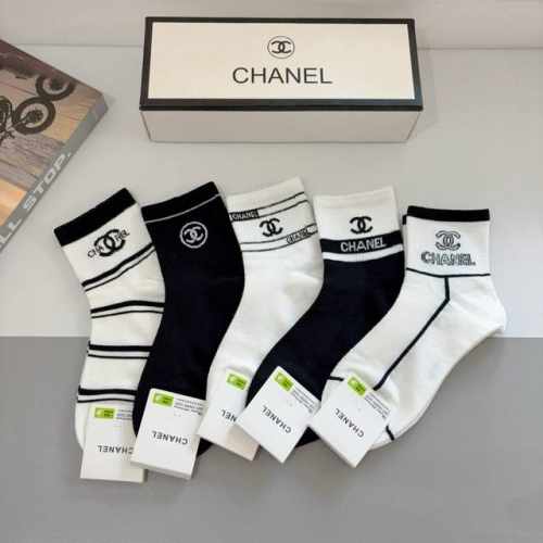 配包装 一盒5双 Chanel 香奈儿经典中筒袜子高版本纯棉材质柔软，秒杀市场普通货，经典的双C图案Logo，专柜同步袜子大牌出街，潮人必备，超好搭