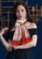 古驰2024最新款 Gg图案羊绒长巾 顶级设计太美了，真心赞实物真心美 披肩配以印花无论设计喷绘都是非常到位细节都可见整个围巾给人大牌气场的同时又非常精致高端V