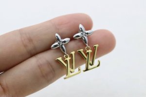 P230新品推荐 Lv 金色满钻花卉字母耳环 字母花卉耳环，金色满钻字母花卉珍珠Monogram图案，经典简约的字母设计谁戴谁好看！ 粉白色水晶颜色太嫩啦！满满