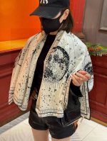 上新D家丝巾｛140Cm真丝羊绒｝桑蚕丝+羊绒 现由彼得罗鲁福 Pietro Ruffo 设计的Dior Phases Lunaires 图案 印花，以星座风格
