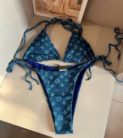 特 P80￥P Lv路易威登比基尼 上身超级棒！同步各大专柜发售，自然而然呈现时尚感！十分减龄，具有年轻活力。 码数：S M L Xl