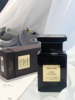 专柜品质 tf黑之黑 花园里最惊艳的玫瑰 香调 甘苔调 前调 藏红花 中调 玫瑰 植物块茎 花香 后调 香草 广藿香 沉香 乌木 橡木苔 属性 中性香 标签 泥