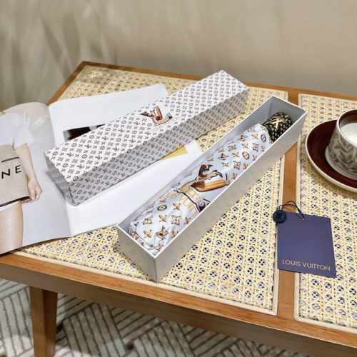 Louvuitton 路易威登 夏季新款 全自动折叠晴雨伞 火爆时尚单品 采用纳米技术加工而成 具有强力拒水的作用 奢华感爆棚的Lv标志伫立在伞面 绝对彰显品位