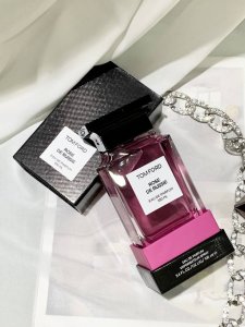 专柜品质 tf俄罗斯玫瑰100Ml rose De Russie 皮革玫瑰 裸身穿着皮衣于暗夜穿梭的俄罗斯女郎 暗黑神秘恣意不羁 皮革的野性撞击玫瑰的性感 独有