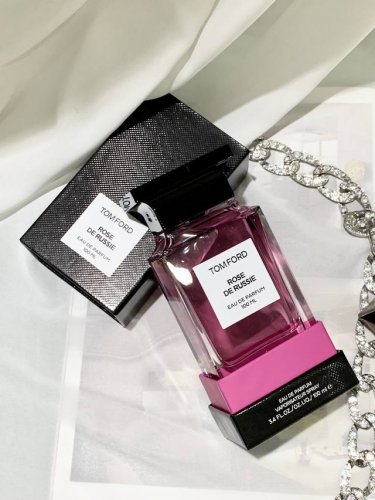 专柜品质 tf俄罗斯玫瑰100Ml rose De Russie 皮革玫瑰 裸身穿着皮衣于暗夜穿梭的俄罗斯女郎 暗黑神秘恣意不羁 皮革的野性撞击玫瑰的性感 独有