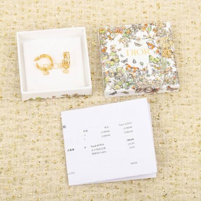 我们出品 Zp5070，量大咨询客Fu D字母耳圈 天呐，这简直就是一模一样好吧，而且，我越来越觉得自己做货的要求有点变态了，全部采用施华洛世奇银色魅影钻制作，
