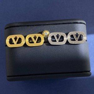 P70华伦天奴Valentino时尚简约百搭光面椭圆形V字母耳钉 黄铜材质电镀18K金 2个颜色：金色 银色