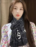 上新小香 银丝2024 最新款闪闪发光顶级设计太美了，真心赞 羊绒绒长巾 实物真心美 披肩配以印花无论设计喷绘都是非常到位细节都可见整个围巾给人大牌气场的同时又