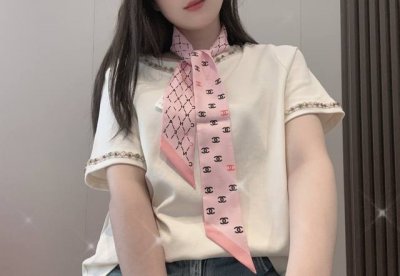 香奈儿Twilly小丝巾来了 名副其实的小可爱 人手三条闭眼收 我都不拦着 n久都没有见过这么好看的Twilly 真的是真香本香了 凹造型必备神器 数量不是很多