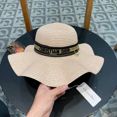 dior迪奥新款草帽，高密度制作，一顶超级有品位的草帽了~出街首选！帽型超美腻颜色妥妥，轻便携带！小仙女人手必备 头围57Cm