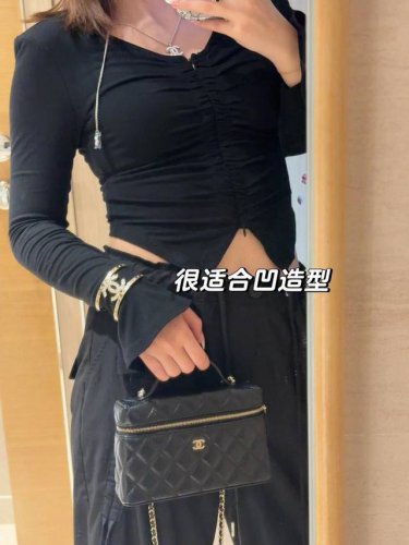 我们出品 Zp10400！量大咨询客Fu 香 开口双C满钻手镯 最爆手镯，没有之一除了惊艳还是惊艳！饰品价格P入手高珠质感绝美到炸的25P手镯真的是一眼心动性价
