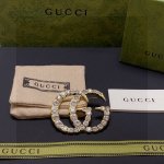 古驰Gucci专柜新款同步上新胸针，是最懂女人的饰物。那些倾注了全部心血去做自己的女人，往往更珍惜胸针的意义。古驰女士把胸针别在帽子上，并告诉那些模仿她的时髦女