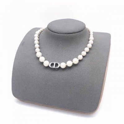 编号Dxl0058 迪奥Dior 原单新品 Cd珍珠银色项链 高端品质，专柜1:1开模，专柜原版同黄铜材质！防过敏处理，Cnc工艺，细节无可挑剔，百搭不挑脸型，
