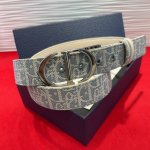 这款金属覆层黄铜腰带扣采用 Cd 标志点缀 经典元素呈现全新风采 设计精巧 提升格调 打造优雅精致的造型 3.4Cm