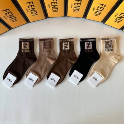 特 配专柜包装 Fendi 芬迪 新款羽毛纱中长款堆堆袜袜子！一盒五双，专柜同步筒袜袜子，大牌出街，潮人必备超好搭