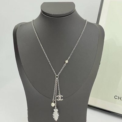 香奈儿项链热销款爆上新一致Zp，专柜同步 Chan 25 银色羽毛双Ｃ珍珠流苏项链 羽毛双C珍珠 三链条流苏吊坠设计，很好的修饰了颈部线条 羽毛纹理重工雕刻，细
