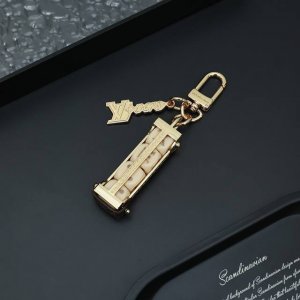M01750当季新款 Lv Lovers Dice 包饰与钥匙扣 Lv Lovers Dice 包饰与钥匙扣拥有可拆卸骰子，随心开启幸运游戏。耀目金属呈现复古外