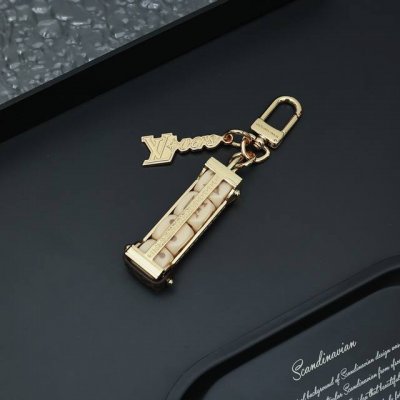 M01750当季新款 Lv Lovers Dice 包饰与钥匙扣 Lv Lovers Dice 包饰与钥匙扣拥有可拆卸骰子，随心开启幸运游戏。耀目金属呈现复古外