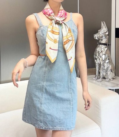 flower And Straps 桑蚕丝方巾以瞩目笔触彰显雅致风范，依托丝印工艺描绘 Monogram 花卉、肩带、挂锁和行李牌，令路易威登的美学图腾迎来摩登