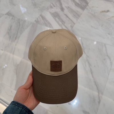 Loewe罗意威25春夏纯棉棒球们 颜值担当， 遮阳挡风的四季款，闭眼入 不会撞款喔！ 版型挺阔 面料很好喔