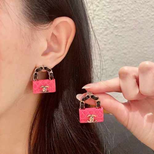 Chanel香奈儿 中古 双C耳钉原版复刻Logo 小香家的款式真心无需多介绍每一款都超好看，精致大方，非常显气质.