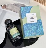 专柜品质 阿蒂仙 26号 熄灯礼拜 一支雪松 焚香 乳香 香调的香水 开篇被一秒带入到梦境丛林扑鼻而来千年雪松的气息 随后一丝焚香缓缓浮现 但它的焚香是被包裹在