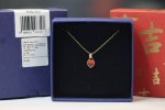 swarovski 金色 红爱心锁骨项链 若您钟爱心形首饰，这款来自Stilla系列的链坠会是您必不可少的收藏P镀金色底托镶嵌红色仿水晶，周围饰有正方形切割透明