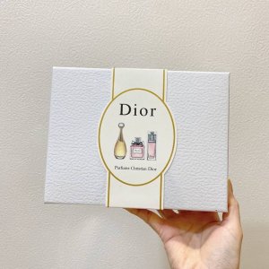 原单品质 专柜品质 迪奥中样香水三件套手表款30Ml*3 支带喷头套装包括： 1.Edp迪奥金色女郎真我女香！ 香调：优雅花香调 2.Edt迪奥甜心小姐女香 香