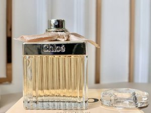 高品质/130 蔻依同名肉丝带女士香精版香水75Ml 同名香精(肉丝带)是Chloe的第一根丝带，也是整个丝带系列的创作原型，于2008年推出。甜润清丽的蜂蜜玫
