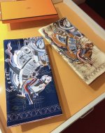 Shms2313爱马仕 机械骏马 90Cm真丝方巾 Hermes必备配饰可以多种方式佩戴 与任何服饰皆搭配得宜 无论系绕颈间 或作为腰带 束发带及头巾佩戴 皆赏