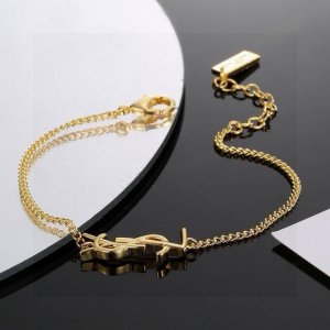 Ysl全称Yvessaintlaurent中文名为圣罗兰 这款极简风格的手链 中心处饰以横向Ysl字母吊坠 这个Logo看似简单 却充满许多 出格 的设计想法让