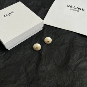 Celine 赛琳 耳钉 一直是简约时尚界的标杆大胆的设计 百看不厌搭配起来更Fashion