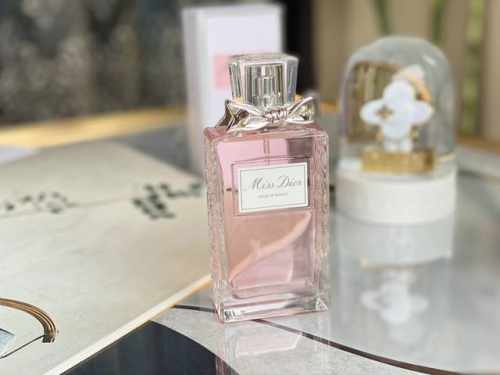 专柜品质 Dior迪奥新款漫舞玫瑰香水100Ml 新上的Rose N'roses ，以玫瑰的芳香明亮而充满活力，使你能感受到“站在格拉斯的一片花田中心”。且丰富