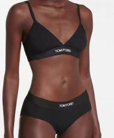 Tomford新款比基尼适合多种场景的游泳衣 海边 游泳池 温泉 水上乐园 漂流都可以内搭也完全可以 连体设计遮肉显高挑 腹部有点肉肉也不影响咱美美的 背面设计
