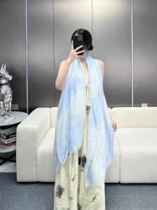 罗意威 Lw轻盈格纹长巾 很幸运拿到這个品牌的东西，真的不多见，很少在国內做订单，款式真的少的可怜罗意威作为西班牙的顶尖奢侈品牌，秉承传统，技艺，热诚，散发独特