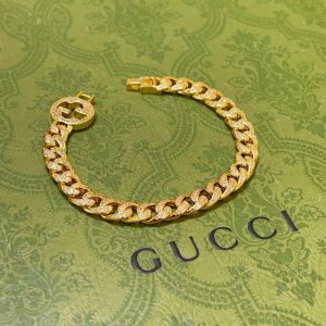 批150。 最新出炉 Gucci古驰手链最新款的经典款 精致无论款式 质感 满天星 绝对的顶尖Feel 只要看一眼就懂了 原版Logo 超 Nice 搭配衣服驾