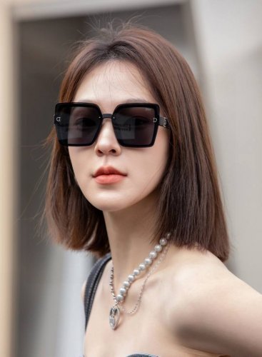 Dior-迪奥 2025开春新款 潮流爆款 时尚方框偏光太阳镜 高品质 佩戴舒适 网红潮款墨镜 女士高清加厚偏光太阳镜 高品质Tr镜框 型号 Cd1086