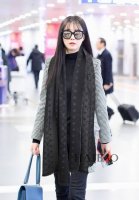 真心赞 Lv闪金花纹 原版1:1定制，质感精细风格成熟的长围巾是众多造型的理想搭配，由珍贵的山羊绒裁制而成，饰有金丝线搭配Monogram花纹图案织纹，柔软而温