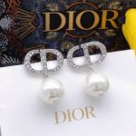 编号Ded0382 迪奥Dior 原单新品 Cd珍珠镶钻银色吊珍珠耳钉 高端品质，专柜1:1开模，专柜原版同黄铜材质！高级925银针防过敏处理， Cnc精雕刻，