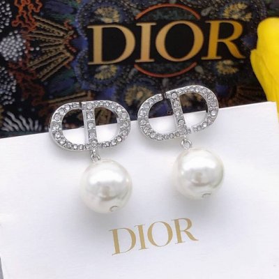 编号Ded0382 迪奥Dior 原单新品 Cd珍珠镶钻银色吊珍珠耳钉 高端品质，专柜1:1开模，专柜原版同黄铜材质！高级925银针防过敏处理， Cnc精雕刻，