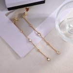 zp打版 Miumiu字母耳钉耳坠 优雅大方精工设计 雕刻 非常修饰脸型 青春活力 一眼就被这款吸引了 非常漂亮的颜色搭配 时尚又俏皮
