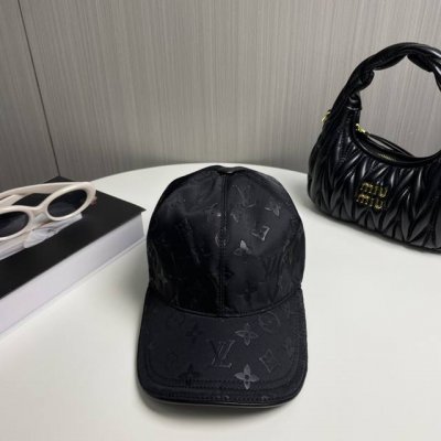 lv 路易威登 新款原单棒球帽，1:1开模订制，原版印花绸缎面料，做工细致完美，质量超赞，基础头围56，贴片可调节。