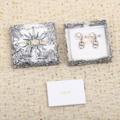 208118 我们出品 Zp5590，量大咨询客Fu D珍珠吊Cd耳环 一款简约大方的设计，珍珠+经典Cd的元素衬托出温柔气质，上耳很修饰脸型！一致Zp特定施华